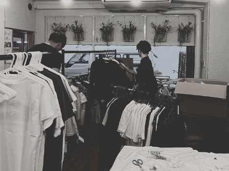 白い天井の売り場とラック