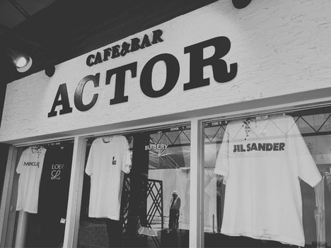 店先に掛けたTシャツ