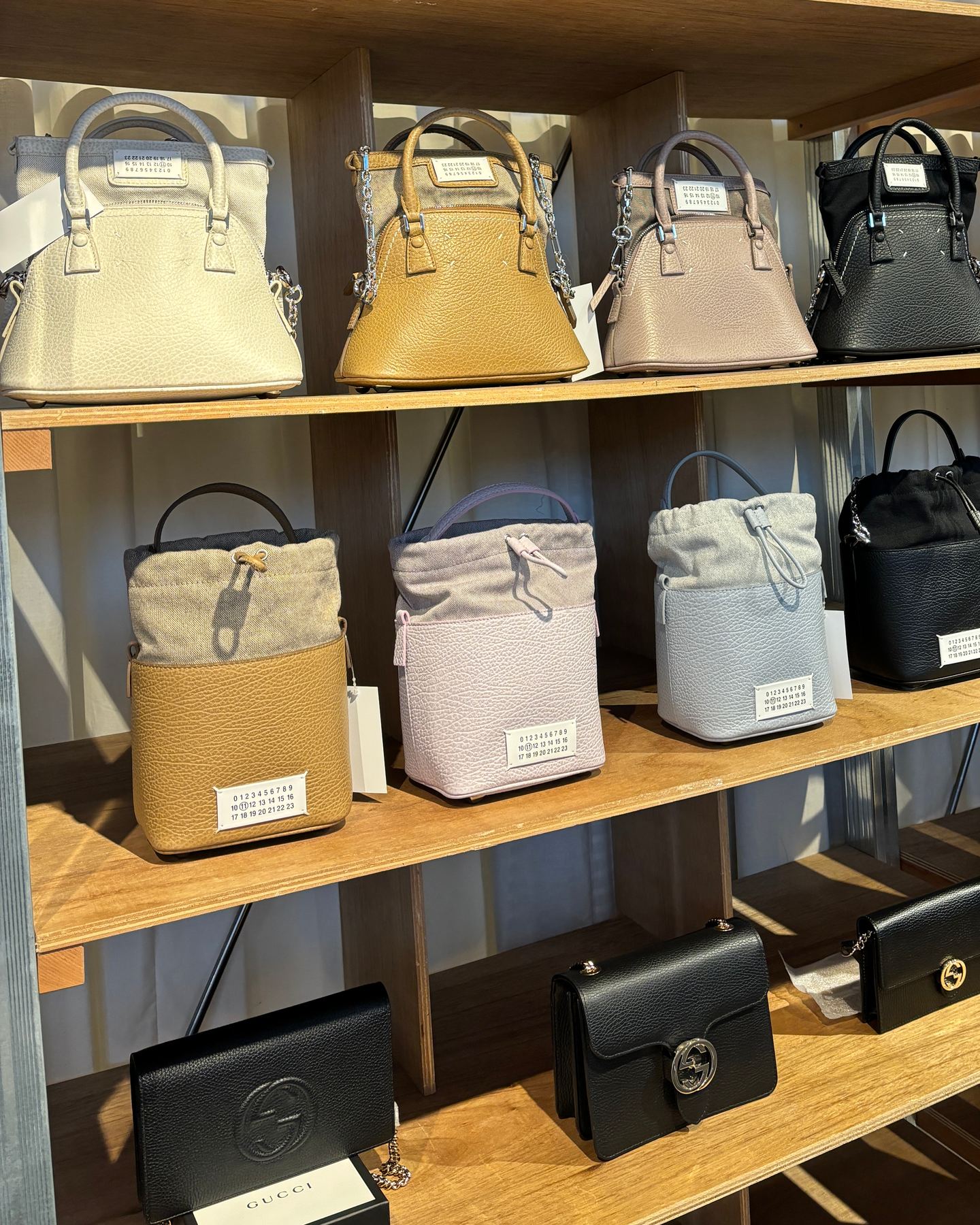 ポップアップ会場の売り場（バッグ）