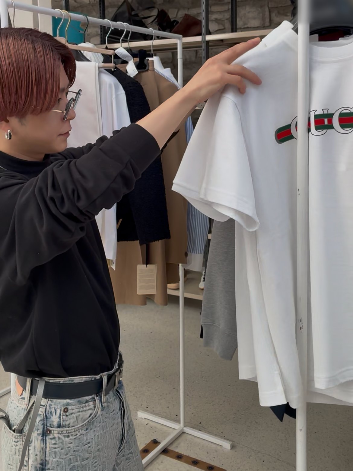 GUCCIのTシャツを手に取る中田祐栄