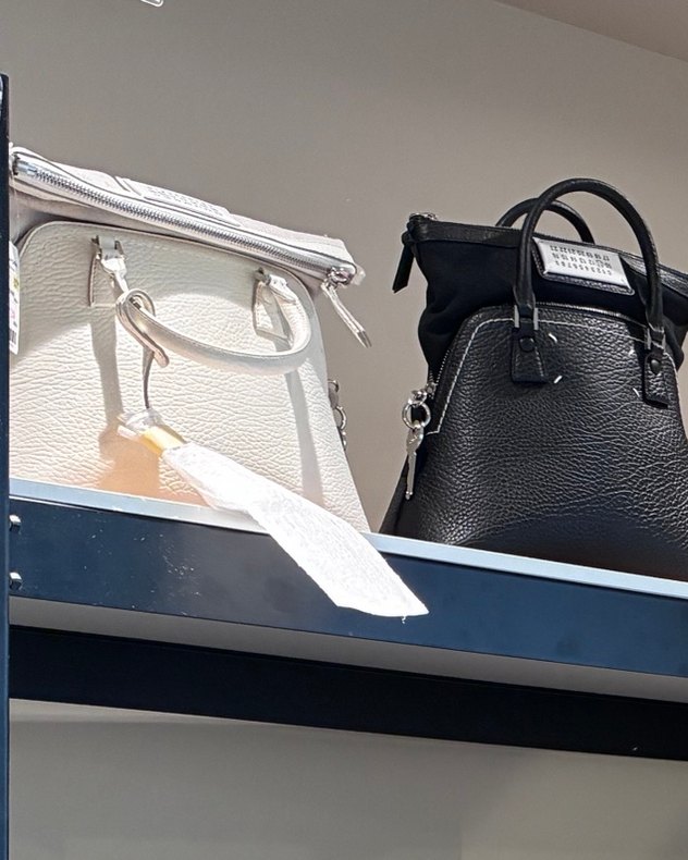 棚に並ぶMAISON MARGIELAの白と黒のバッグ