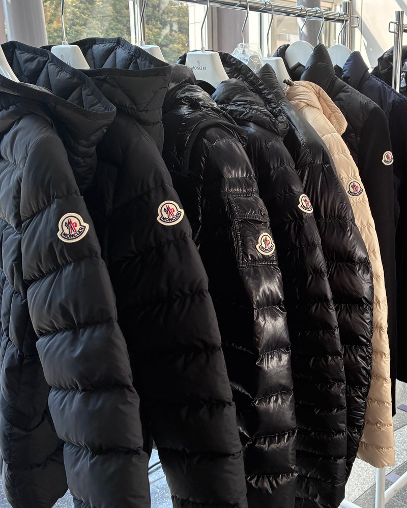 ラックに並ぶMONCLERのダウンジャケット