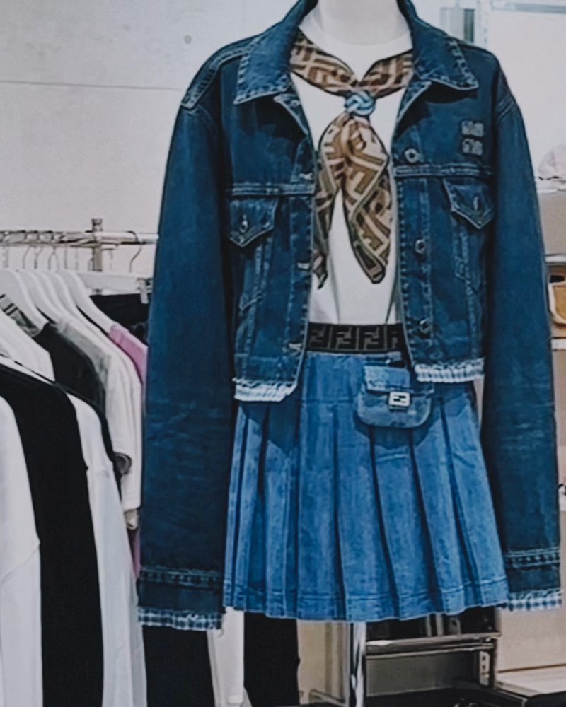 デニムジャケットとデニムのプリーツスカートを着せたマネキン